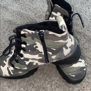 Camouflage heeled boots